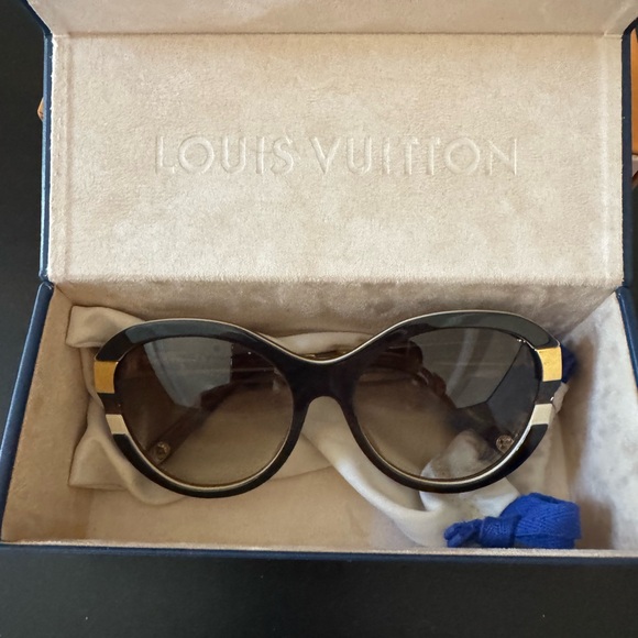 Louis Vuitton Cat Eye Sunglasses - Picture 3 of 16